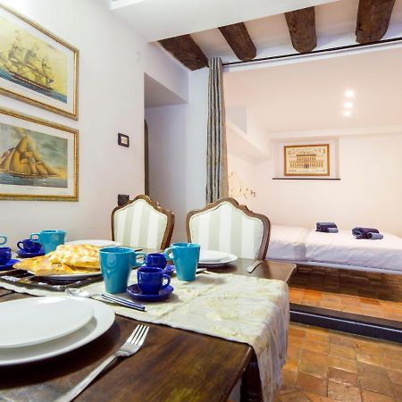 Elegante Loft In Centro Storico Acquario Apartment Genoa Luaran gambar